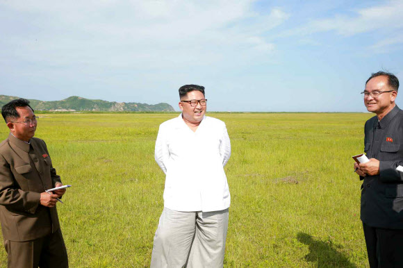 김정은, 함경북도 채소 온실농장 부지 시찰