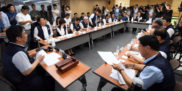 17일 서울 동작구 신대방동 소상공인엽합회에서 열린 처저시급관련 긴급이사회에 참석한 최승재 소상공인연합회장이 회의를 주재하고 있다. 2018.7.17 박지환기자 popocar@seoul.co.kr