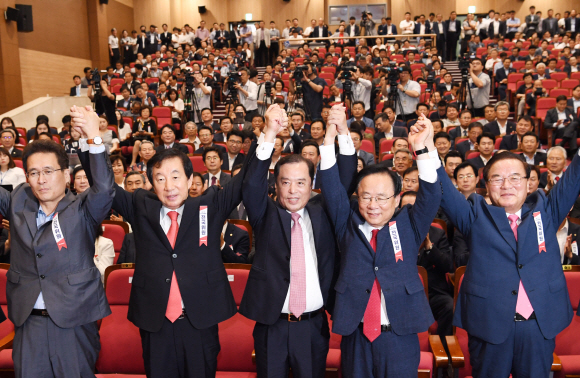 자유한국당은 17일 오전 국회 의원회관에서  제2차 전국위원회를 열어 김병준 국민대 명예교수를 만장일치로 혁신비대위원장에 추대했다.2018-07-17  김명국선임기자 daunso@seoul.co.kr