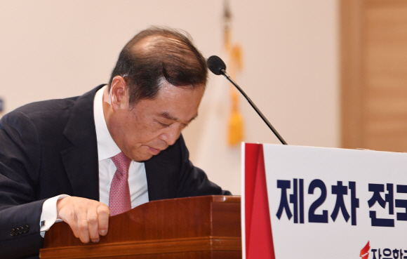 자유한국당은 17일 오전 국회 의원회관에서  제2차 전국위원회를 열어 김병준 국민대 명예교수를 만장일치로 혁신비대위원장에 추대했다.2018-07-17  김명국선임기자 daunso@seoul.co.kr