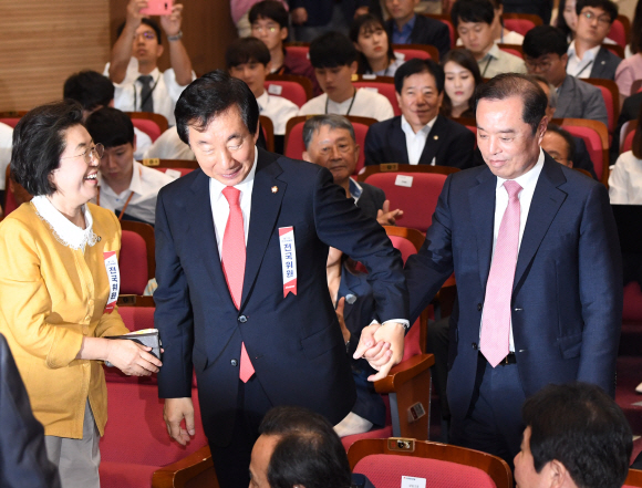 자유한국당은 17일 오전 국회 의원회관에서  제2차 전국위원회를 열어 김병준 국민대 명예교수를 만장일치로 혁신비대위원장에 추대했다.2018-07-17  김명국선임기자 daunso@seoul.co.kr