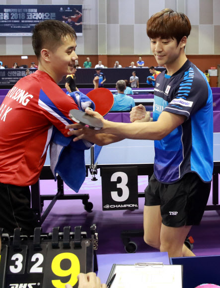 남북 첫 맞대결, 박강현-함유성 인사