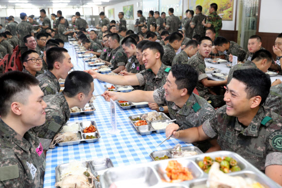 군인들도 삼계탕 먹어요