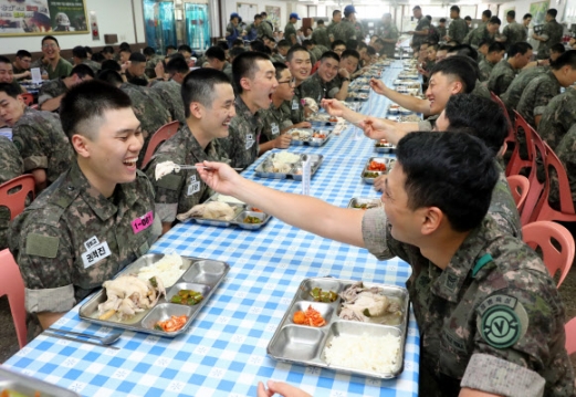 군인들도 삼계탕 먹어요