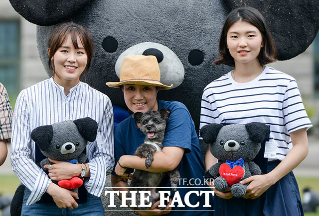 행사에 참석한 서민 단국대 교수와 쇼트트랙 김아랑 선수, 케어 박소연 대표, 심석희 선수(왼쪽부터). 사진=THE FACT