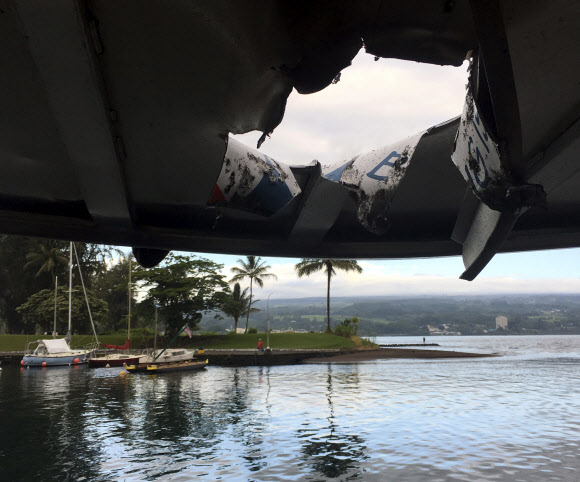하와이 관광보트에 ‘용암폭탄’…23명 부상