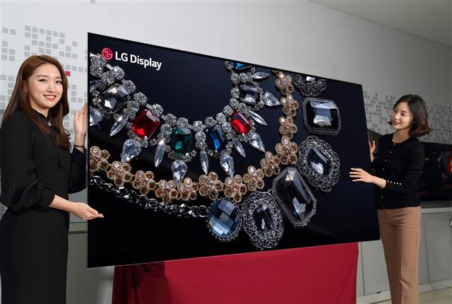 LG디스플레이가 올해 초고해상도 8K OLED를 개발한 가운데 홍보 모델들이 제품을 소개하고 있다. LG디스플레이 제공