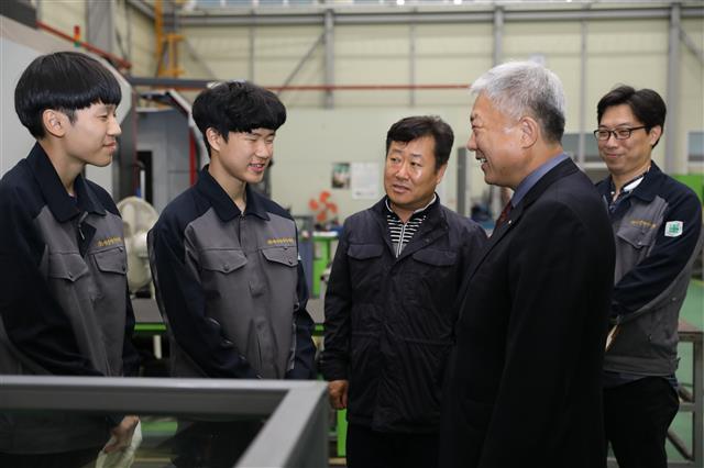김동만(오른쪽 두 번째) 이사장이 지난달 사업주 훈련과 일학습 병행 사업에 참여하는 영신엔지니어링 사업장을 방문해 직원들과 이야기를 나누고 있다. 한국산업인력공단 제공
