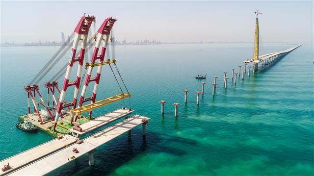 현대건설이 시공 중인 쿠웨이트 자베르코즈웨이 공사 현장. 36㎞에 이르는 해상교량을 건설하고 인공섬을 개발하는 공사다. 현대건설 제공