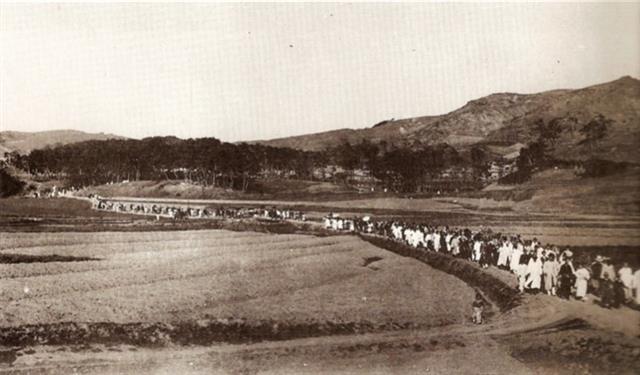 1909년 5월 2일 거행된 어니스트 토머스 베델의 장례식에서 수많은 조문객이 서울 양화진 외국인묘지로 향하는 베델의 상여를 따르고 있다. 영국 ‘데일리메일’ 기자였던 프레더릭 아서 매켄지(1869~1931)가 촬영했다. 정진석 교수 제공