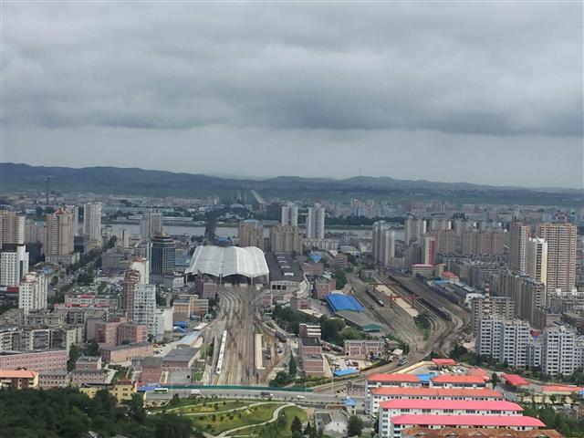 북한 신의주와 중국 단둥은 압록강을 사이에 두고 마주 보고 있는 쌍둥이 도시다. 두 도시를 잇는 조중우의교는 북한과 중국을 오가는 화물트럭과 관광버스의 관문 역할을 한다. 신의주에서는 최근 고층건물 공사가 한창이다.