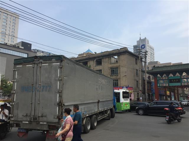 조중우의교를 건너 중국으로 온 북한 화물트럭이 중국 단둥세관에서 나와 어디론가 이동하고 있다. 단둥 시내에선 ‘평북’ 번호판을 단 트럭을 손쉽게 볼 수 있다.