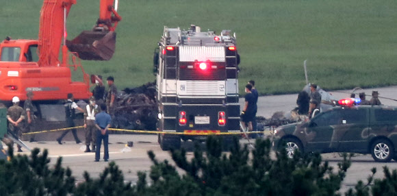 군 관계자들이 17일 경북 포항시 남구에 위치한 포항비행장 활주로에서 상륙기동헬기 ‘마린온’이 추락한 사고를 수습하고 있다.  포항 연합뉴스
