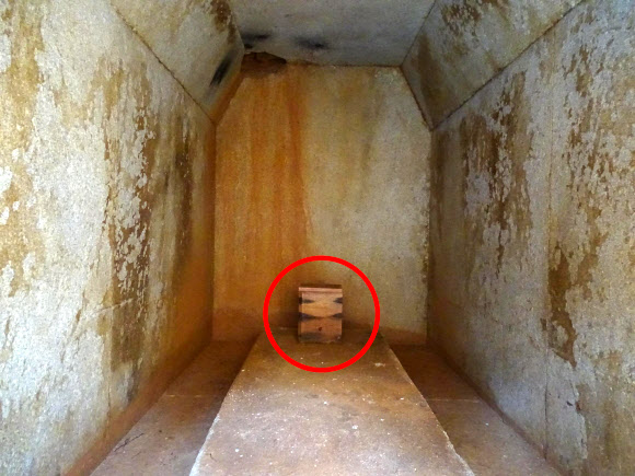 국립부여문화재연구소가 1917년 이후 한 세기 만에 다시 발굴한 익산 쌍릉 대왕릉에서 발견한 인골을 분석해 추정한 ‘60대 전후 남성 노인, 키 160∼170.1㎝, 사망 시점 620∼659년’이라는 결과를 18일 발표했다.  연구소는 무덤 내부에서 나온 인골함(빨간 원)을 근거로 대왕릉은 무왕 무덤일 가능성이 크다고 밝혔다. 2018.7.18  국립부여문화재연구소 제공=연합뉴스