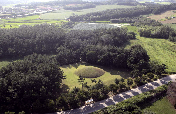 국립부여문화재연구소는 1917년 이후 한 세기 만에 다시 발굴한 익산 쌍릉 대왕릉(사진)에서 발견한 인골을 분석해 추정한 ‘60대 전후 남성 노인, 키 160∼170.1㎝, 사망 시점 620∼659년’이라는 결과를 18일 발표했다. 2018.7.18  국립부여문화재연구소 제공=연합뉴스