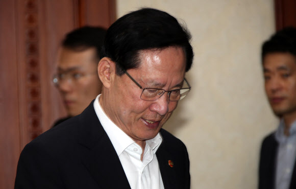 송영무 국방부 장관이 18일 오전 서울 세종로 정부서울청사에서 열린 세종과 영상으로 연결된 국정현안점검조정회의에 참석하며 고개를 숙인채 들어오고 있다. 2018.7.18  연합뉴스