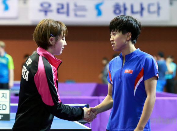 2018 코리아오픈 탁구대회 남북 단일팀 여자복식에 출전한 한국 서효원-북한 김송이 조가 18일 대전 한밭체육관에서 열린 대회 둘째날 여자복식 우즈베키스탄과의 첫 경기에 앞서 결의를 다지고 있다. 2018.7.18  연합뉴스
