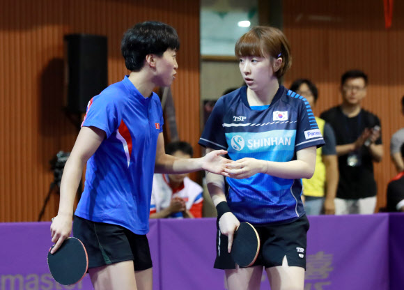 2018 코리아오픈 탁구대회 남북 단일팀 여자복식에 출전한 한국 서효원-북한 김송이 조가 18일 대전 한밭체육관에서 열린 대회 둘째날 여자복식 우즈베키스탄과의 첫 경기에서 작전을 짜고 있다. 2018.7.18  연합뉴스