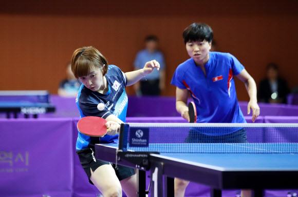 2018 코리아오픈 탁구대회 남북 단일팀 여자복식에 출전한 한국 서효원-북한 김송이 조가 18일 대전 한밭체육관에서 대회 둘째날 여자복식 우즈베키스탄과의 첫 경기를 하고 있다. 2018.7.18  연합뉴스