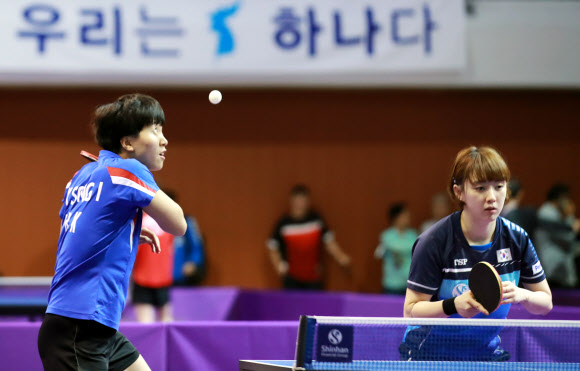 2018 코리아오픈 탁구대회 남북 단일팀 여자복식에 출전한 한국 서효원-북한 김송이 조가 18일 대전 한밭체육관에서 대회 둘째날 여자복식 우즈베키스탄과의 첫 경기를 하고 있다. 2018.7.18  연합뉴스