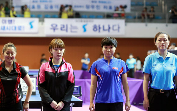 2018 코리아오픈 탁구대회 남북 단일팀 여자복식에 출전한 한국 서효원(왼쪽 두번째부터)과 북한 김송이가 18일 대전 한밭체육관에서 열린 대회 둘째날 여자복식 우즈베키스탄과의 첫 경기를 준비하고 있다. 2018.7.18  연합뉴스