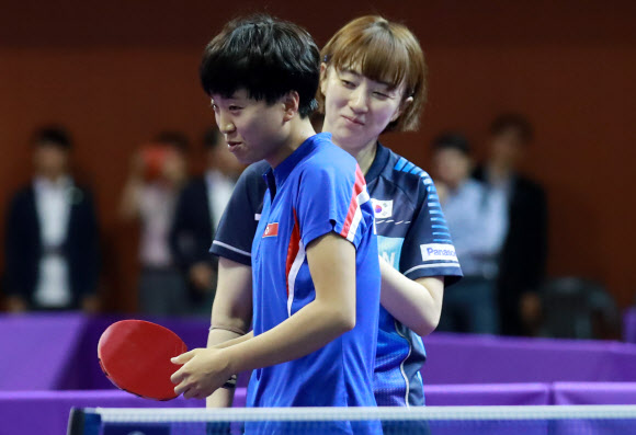 2018 코리아오픈 탁구대회 남북 단일팀 여자복식에 출전한 한국 서효원-북한 김송이 조가 18일 대전 한밭체육관에서 대회 둘째날 여자복식 우즈베키스탄과의 첫 경기에서 득점에 성공한 뒤 미소짓고 있다. 2018.7.18  연합뉴스
