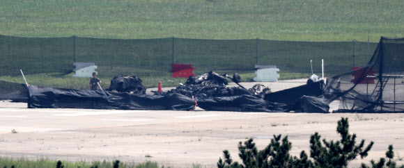 상륙기동헬기(MUH-1) 1대가 추락해 승무원 6명 가운데 5명이 숨지고 1명이 부상한 경북 포항시 남구 포항 비행장 활주로에 18일 오전 헬기 파편이 남겨져 있다. 2018.7.18  연합뉴스