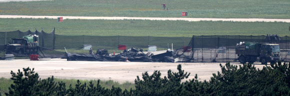 상륙기동헬기(MUH-1) 1대가 추락해 승무원 6명 가운데 5명이 숨지고 1명이 부상한 경북 포항시 남구 포항 비행장 활주로에 18일 오전 헬기 파편이 남겨져 있다. 2018.7.18  연합뉴스