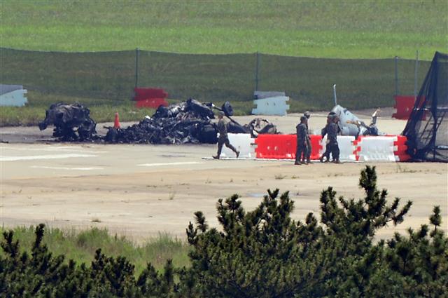 18일 오전 경북 포항시 남구 해군 6항공전단 활주로에 추락한 해병대 1사단 마린온 헬기 사고 현장에서 군 조사반이 잔해를 조사하고 있다. 사고 헬기는 지난 17일 오후 4시46분쯤 정비를 마친 후 시범비행 도중 10m높이에서 추락했다. 헬기에 탑승했던 조종사 등 5명이 숨지고 1명이 부상했다.2018.7.18 뉴스1