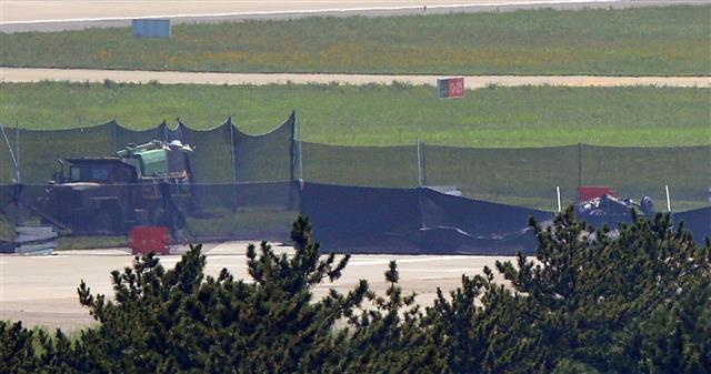 18일 오전 경북 포항시 남구 해군 6항공전단 활주로에 추락한 해병대 1사단 마린온 헬기 잔해가 사고 현장에 보존되고 있다. 사고 헬기는 지난 17일 오후 4시46분쯤 정비를 마친 후 시범비행 도중 10m높이에서 추락했다. 헬기에 탑승했던 조종사 등 5명이 숨지고 1명이 부상당했다.2018.7.18 뉴스1