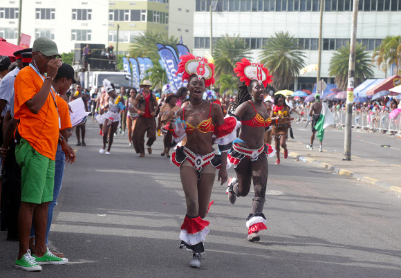 17일(현지시간) 세인트루시아의 수도 캐스트리스에서 열린 ‘세인트루시아 카니발(Santa Lucia carnival)’ 참가자들이 화려한 의상을 입고 춤을 추고 있다. EPA 연합뉴스