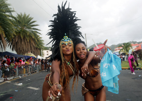 17일(현지시간) 세인트루시아의 수도 캐스트리스에서 열린 ‘세인트루시아 카니발(Santa Lucia carnival)’ 참가자들이 화려한 의상을 입고 춤을 추고 있다. EPA 연합뉴스