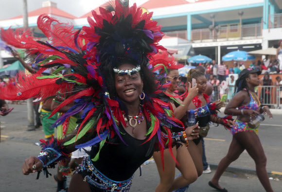 17일(현지시간) 세인트루시아의 수도 캐스트리스에서 열린 ‘세인트루시아 카니발(Santa Lucia carnival)’ 참가자들이 화려한 의상을 입고 춤을 추고 있다. EPA 연합뉴스