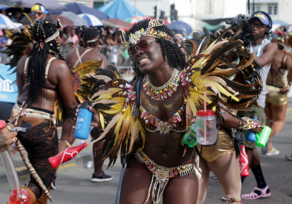 17일(현지시간) 세인트루시아의 수도 캐스트리스에서 열린 ‘세인트루시아 카니발(Santa Lucia carnival)’ 참가자들이 화려한 의상을 입고 춤을 추고 있다. EPA 연합뉴스