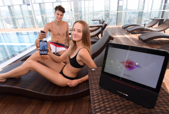 18일 KT의 AI ‘기가지니 호텔’이 최초로 적용된 서울 중구 노보텔 앰배서더 동대문 호텔에서 모델들이 ‘기가지니’를 시연하고 있다. 2018.7.18  최해국 선임기자seaworld@seoul.co.kr