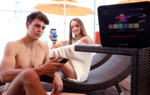 18일 서울 중구 노보텔 엠배서더 동대문 호텔에서 모델들이 기가지니를 시연하고 있다. KT와 KT에스테이트는 인공지능(AI) 서비스 ‘기가지니’를 통해 객실 냉난방 제어, TV 제어, 음악감상 등 AI 호텔 서비스를 제공한다. 2018.7.18  연합뉴스