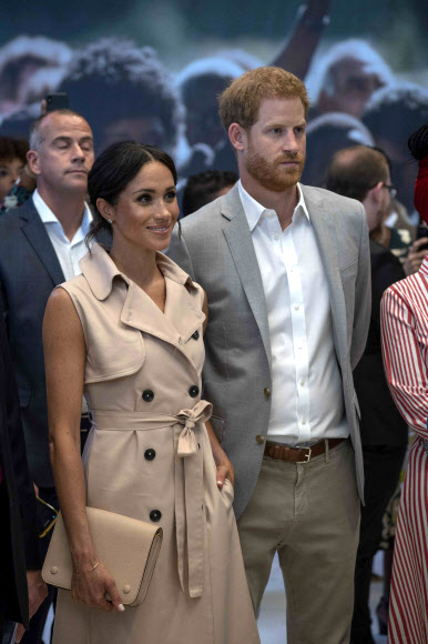 영국 해리 왕자(오른쪽)와 메건 마클 왕자비 부부가 17일(현지시간) 런던 사우스뱅크 센터에서 열린 고(故) 넬슨 만델라 탄생 100주년 기념 전시회에 참석하고 있다. AFP 연합뉴스