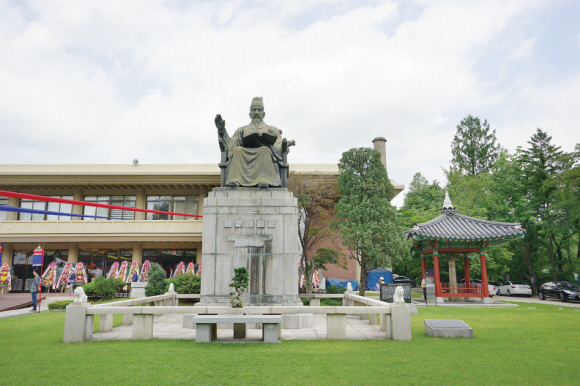 종대왕기념관 중앙에 세종대왕 좌상, 오른쪽에 수표각이 자리잡고 있다.