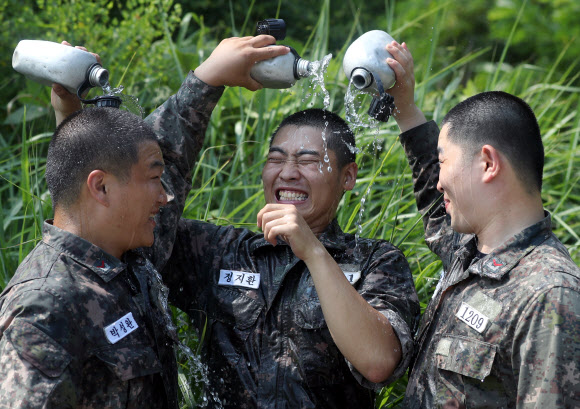 훈련 장병 더위 탈출