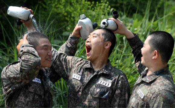 군인의 더위 탈출