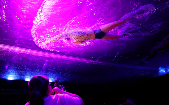 눈 앞까지 내려오는 거대한 공중수조