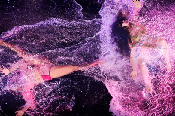 ‘푸에르자 부르타’, 눈 앞의 화려한 수중 퍼포먼스