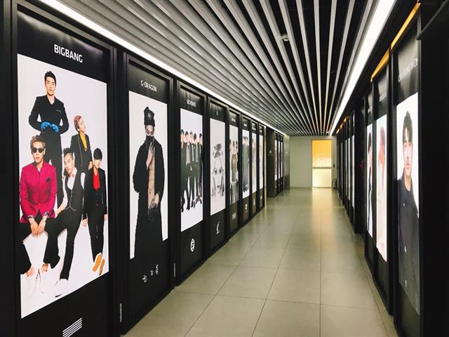 서울 마포구 합정동 YG엔터테인먼트 본사 6층에 ‘명예의 전당’처럼 YG를 대표하는 소속 아티스트들의 대형 사진이 걸려 있다.