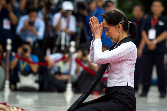 아웅산 수치 미얀마 국가 자문역 71주년 순교자의 날 참배