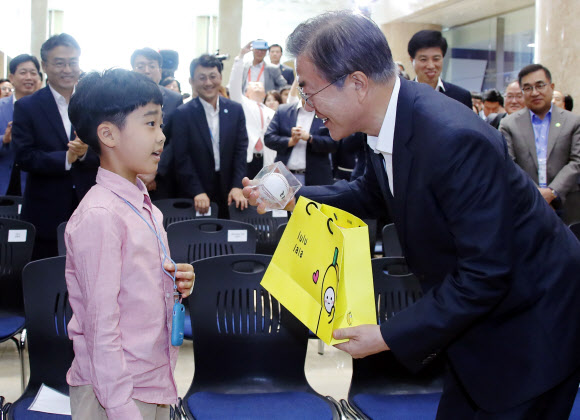 소아당뇨 학생에게 야구 글러브와 배트 선물하는 문 대통령