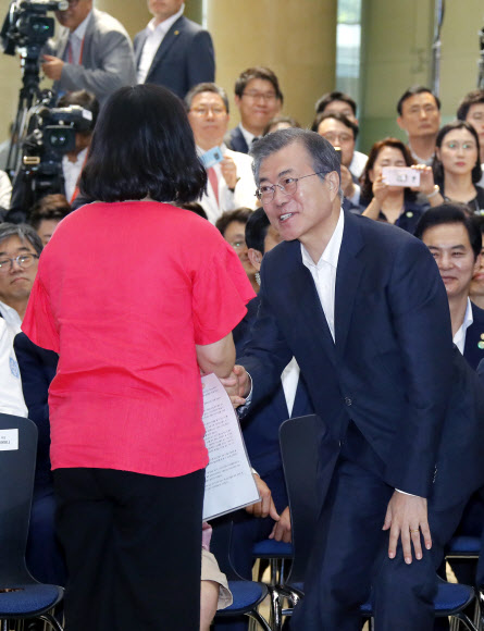 소아당뇨 아들 둔 어머니와 인사하는 문 대통령