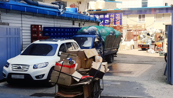 몸집보다 큰 파지 리어카 끄는 노인