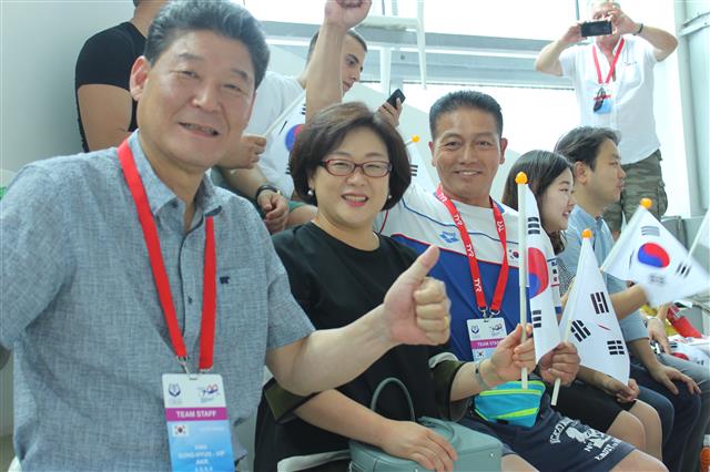 17일(현지시간) 세르비아 베오그라드에서 열린 세계핀수영선수권대회 경기장을 찾은 한승현(앞줄 왼쪽) 대한수중핀수영협회장이 임원, 주세르비아 한국대사관 관계자 등과 함께 선수들을 응원하고 있다. 대한수중핀수영협회 제공