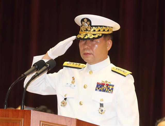 거수경례하는 심승섭 신임 해군참모총장