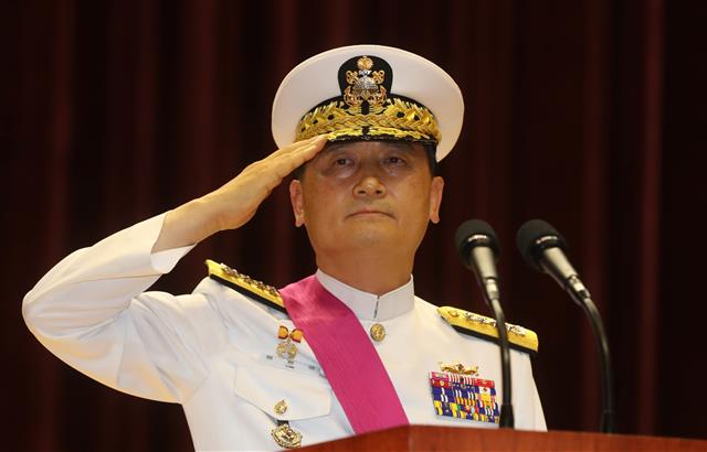 거수경례하는 엄현성 해군참모총장